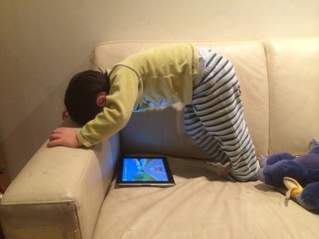 Dans la série "les poses improbables de Akira": jouer à un jeu video sur l'iPad.